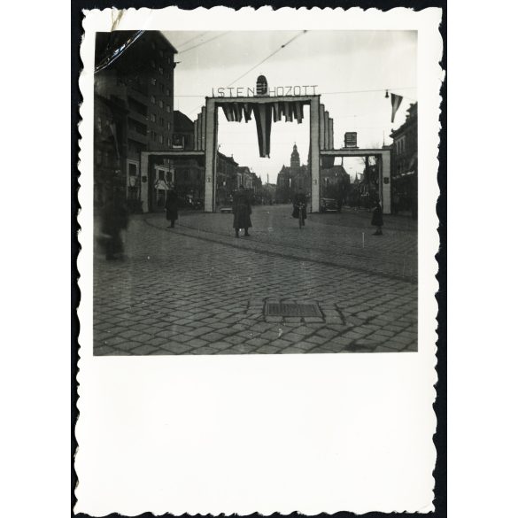 Díszkapu „Isten hozott” felirattal,  Kassa, Felvidék, magyar zászlók, magyar katona,  bevonulás, egyenruha, 2. világháború, Horthy-korszak, helytörténet, Eredeti fotó,  papírkép, felső sarkán gyűrődés.  