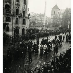   Díszmagyarba öltözött arisztokrata nők felvonulása a Fő utcán, Kassa, Felvidék, magyar zászlók, horogkeresztes német náci zászlók, magyar katona,  bevonulás, egyenruha, 2. világháború, Horthy-korszak, helytörténet, Eredeti fotó,  papírkép.