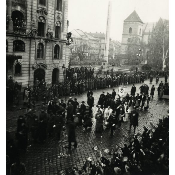 Díszmagyarba öltözött arisztokrata nők felvonulása a Fő utcán, Kassa, Felvidék, magyar zászlók, horogkeresztes német náci zászlók, magyar katona,  bevonulás, egyenruha, 2. világháború, Horthy-korszak, helytörténet, Eredeti fotó,  papírkép.