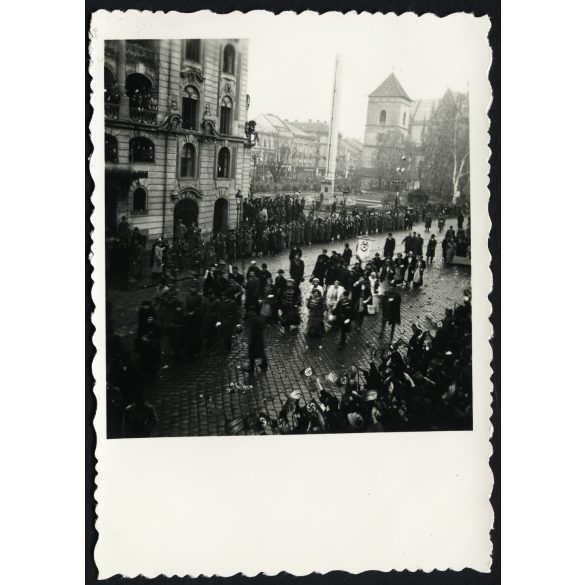 Díszmagyarba öltözött arisztokrata nők felvonulása a Fő utcán, Kassa, Felvidék, magyar zászlók, horogkeresztes német náci zászlók, magyar katona,  bevonulás, egyenruha, 2. világháború, Horthy-korszak, helytörténet, Eredeti fotó,  papírkép.