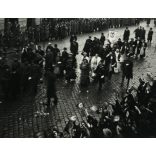 Díszmagyarba öltözött arisztokrata nők felvonulása a Fő utcán, Kassa, Felvidék, magyar zászlók, horogkeresztes német náci zászlók, magyar katona,  bevonulás, egyenruha, 2. világháború, Horthy-korszak, helytörténet, Eredeti fotó,  papírkép.