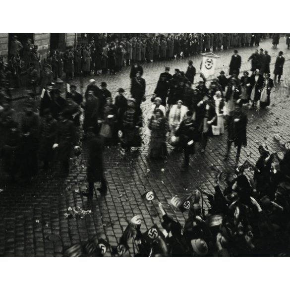 Díszmagyarba öltözött arisztokrata nők felvonulása a Fő utcán, Kassa, Felvidék, magyar zászlók, horogkeresztes német náci zászlók, magyar katona,  bevonulás, egyenruha, 2. világháború, Horthy-korszak, helytörténet, Eredeti fotó,  papírkép.