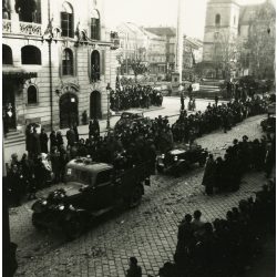   Bevonuló magyar honvédek, Kassa, Felvidék, katona, feldíszített katonai teherautó, egyenruha, 2. világháború, egyenruha, Horthy-korszak, helytörténet, Eredeti fotó,  papírkép.   