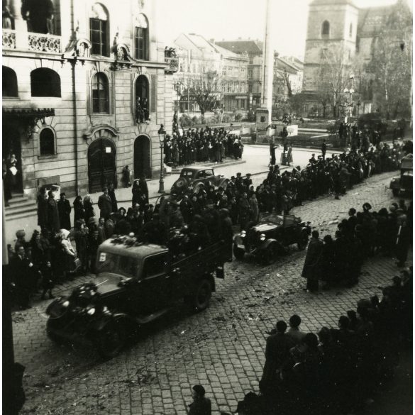 Bevonuló magyar honvédek, Kassa, Felvidék, katona, feldíszített katonai teherautó, egyenruha, 2. világháború, egyenruha, Horthy-korszak, helytörténet, Eredeti fotó,  papírkép.   