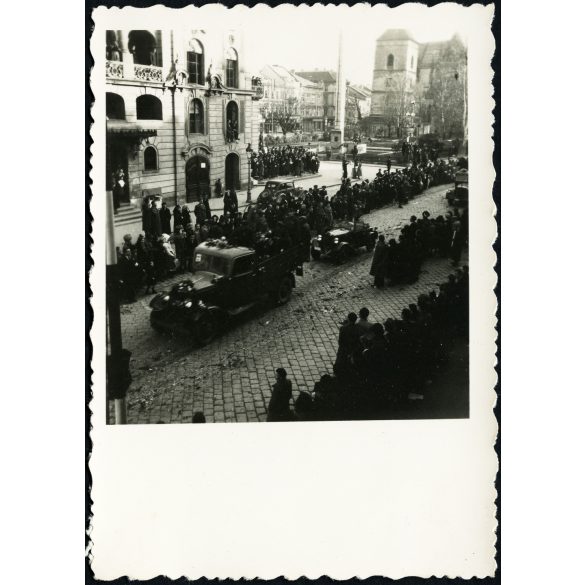 Bevonuló magyar honvédek, Kassa, Felvidék, katona, feldíszített katonai teherautó, egyenruha, 2. világháború, egyenruha, Horthy-korszak, helytörténet, Eredeti fotó,  papírkép.   
