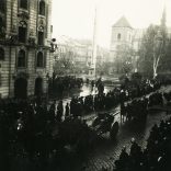 Bevonuló magyar honvédek, Kassa, Felvidék, lovas katona, ágyú, fegyver, horogkeresztes náci zászlók, egyenruha, 2. világháború, egyenruha, Horthy-korszak, helytörténet, Eredeti fotó,  papírkép.   