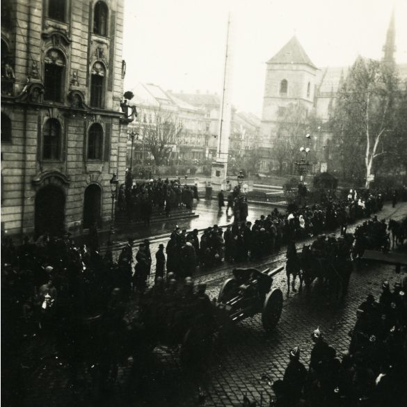 Bevonuló magyar honvédek, Kassa, Felvidék, lovas katona, ágyú, fegyver, horogkeresztes náci zászlók, egyenruha, 2. világháború, egyenruha, Horthy-korszak, helytörténet, Eredeti fotó,  papírkép.   