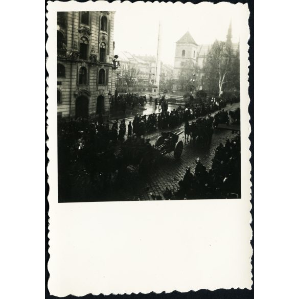 Bevonuló magyar honvédek, Kassa, Felvidék, lovas katona, ágyú, fegyver, horogkeresztes náci zászlók, egyenruha, 2. világháború, egyenruha, Horthy-korszak, helytörténet, Eredeti fotó,  papírkép.   