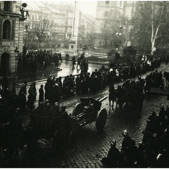 Bevonuló magyar honvédek, Kassa, Felvidék, lovas katona, ágyú, fegyver, horogkeresztes náci zászlók, egyenruha, 2. világháború, egyenruha, Horthy-korszak, helytörténet, Eredeti fotó,  papírkép.   