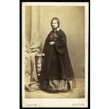 Licskó János műterme, Pest (Budapest), elegáns nő főkötőben, köpenyben, különös asztal mellett (törpe?), monarchia, 1860-as évek, Eredeti CDV, vizitkártya fotó, hátulján kézírás pontos dátummal.  