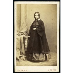   Licskó János műterme, Pest (Budapest), elegáns nő főkötőben, köpenyben, különös asztal mellett (törpe?), monarchia, 1860-as évek, Eredeti CDV, vizitkártya fotó, hátulján kézírás pontos dátummal.  