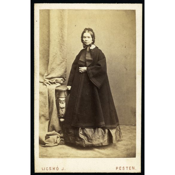 Licskó János műterme, Pest (Budapest), elegáns nő főkötőben, köpenyben, különös asztal mellett (törpe?), monarchia, 1860-as évek, Eredeti CDV, vizitkártya fotó, hátulján kézírás pontos dátummal.  