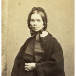Licskó János műterme, Pest (Budapest), elegáns nő főkötőben, köpenyben, különös asztal mellett (törpe?), monarchia, 1860-as évek, Eredeti CDV, vizitkártya fotó, hátulján kézírás pontos dátummal.  