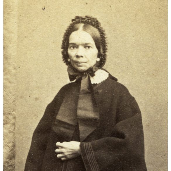 Licskó János műterme, Pest (Budapest), elegáns nő főkötőben, köpenyben, különös asztal mellett (törpe?), monarchia, 1860-as évek, Eredeti CDV, vizitkártya fotó, hátulján kézírás pontos dátummal.  