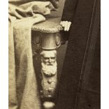 Licskó János műterme, Pest (Budapest), elegáns nő főkötőben, köpenyben, különös asztal mellett (törpe?), monarchia, 1860-as évek, Eredeti CDV, vizitkártya fotó, hátulján kézírás pontos dátummal.  