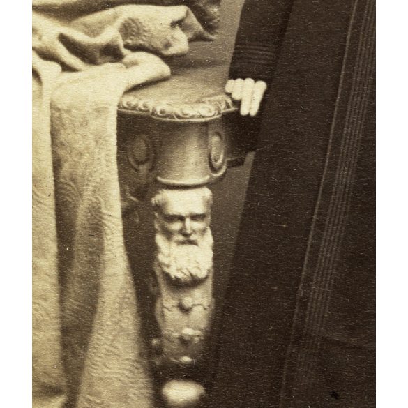 Licskó János műterme, Pest (Budapest), elegáns nő főkötőben, köpenyben, különös asztal mellett (törpe?), monarchia, 1860-as évek, Eredeti CDV, vizitkártya fotó, hátulján kézírás pontos dátummal.  