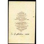 Licskó János műterme, Pest (Budapest), elegáns nő főkötőben, köpenyben, különös asztal mellett (törpe?), monarchia, 1860-as évek, Eredeti CDV, vizitkártya fotó, hátulján kézírás pontos dátummal.  