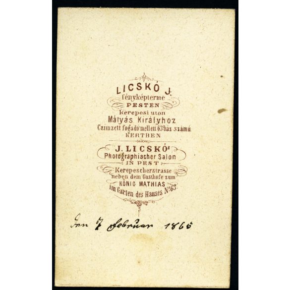Licskó János műterme, Pest (Budapest), elegáns nő főkötőben, köpenyben, különös asztal mellett (törpe?), monarchia, 1860-as évek, Eredeti CDV, vizitkártya fotó, hátulján kézírás pontos dátummal.  