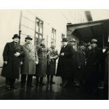 Magyar honvédek a pályaudvaron, Kassa, Felvidék, a kalapos férfiak valószínűleg a magyar Operaház tagjai (pl. Márkus László igazgató), 2. világháború, bevonulás, egyenruha, Horthy-korszak, helytörténet, Eredeti fotó,  papírkép. 