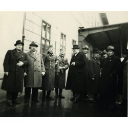   Magyar honvédek a pályaudvaron, Kassa, Felvidék, a kalapos férfiak valószínűleg a magyar Operaház tagjai (pl. Márkus László igazgató), 2. világháború, bevonulás, egyenruha, Horthy-korszak, helytörténet, Eredeti fotó,  papírkép. 