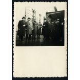 Magyar honvédek a pályaudvaron, Kassa, Felvidék, a kalapos férfiak valószínűleg a magyar Operaház tagjai (pl. Márkus László igazgató), 2. világháború, bevonulás, egyenruha, Horthy-korszak, helytörténet, Eredeti fotó,  papírkép. 