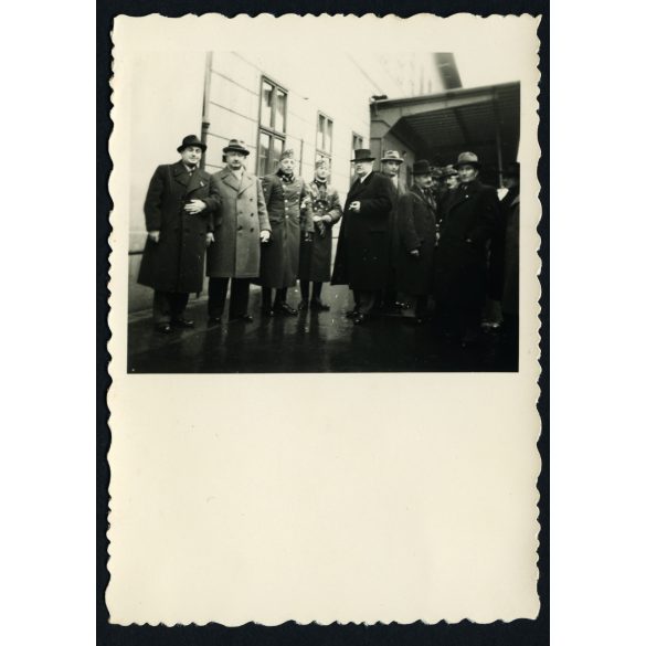 Magyar honvédek a pályaudvaron, Kassa, Felvidék, a kalapos férfiak valószínűleg a magyar Operaház tagjai (pl. Márkus László igazgató), 2. világháború, bevonulás, egyenruha, Horthy-korszak, helytörténet, Eredeti fotó,  papírkép. 