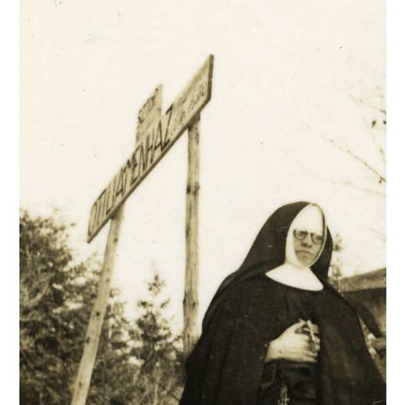 2 darab fotó, apácák egy kőkeresztnél, Felsőtőkés (Vyšný Klátov), Felvidék, Kassa környéke, Otilia menház feliratú tábla, egyház, vallás, Horthy-korszak, 1930-as évek, helytörténet, Eredeti fotó,  papírkép. 
