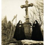 2 darab fotó, apácák egy kőkeresztnél, Felsőtőkés (Vyšný Klátov), Felvidék, Kassa környéke, Otilia menház feliratú tábla, egyház, vallás, Horthy-korszak, 1930-as évek, helytörténet, Eredeti fotó,  papírkép. 