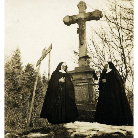 2 darab fotó, apácák egy kőkeresztnél, Felsőtőkés (Vyšný Klátov), Felvidék, Kassa környéke, Otilia menház feliratú tábla, egyház, vallás, Horthy-korszak, 1930-as évek, helytörténet, Eredeti fotó,  papírkép. 