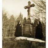 2 darab fotó, apácák egy kőkeresztnél, Felsőtőkés (Vyšný Klátov), Felvidék, Kassa környéke, Otilia menház feliratú tábla, egyház, vallás, Horthy-korszak, 1930-as évek, helytörténet, Eredeti fotó,  papírkép. 