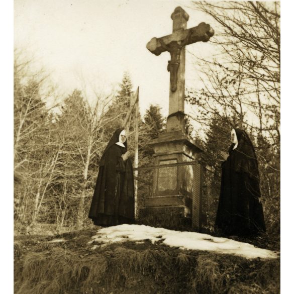 2 darab fotó, apácák egy kőkeresztnél, Felsőtőkés (Vyšný Klátov), Felvidék, Kassa környéke, Otilia menház feliratú tábla, egyház, vallás, Horthy-korszak, 1930-as évek, helytörténet, Eredeti fotó,  papírkép. 