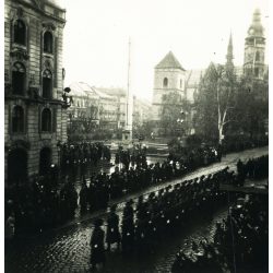   Bevonuló magyar csendőrök, Kassa, Felvidék, katona, horogkeresztes német náci zászlók, egyenruha, 2. világháború, Horthy-korszak, helytörténet, Eredeti fotó,  papírkép.   