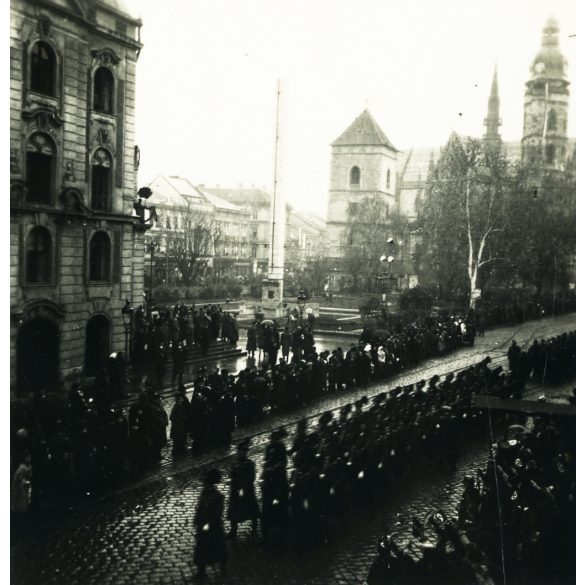 Bevonuló magyar csendőrök, Kassa, Felvidék, katona, horogkeresztes német náci zászlók, egyenruha, 2. világháború, Horthy-korszak, helytörténet, Eredeti fotó,  papírkép.   