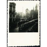 Bevonuló magyar csendőrök, Kassa, Felvidék, katona, horogkeresztes német náci zászlók, egyenruha, 2. világháború, Horthy-korszak, helytörténet, Eredeti fotó,  papírkép.   