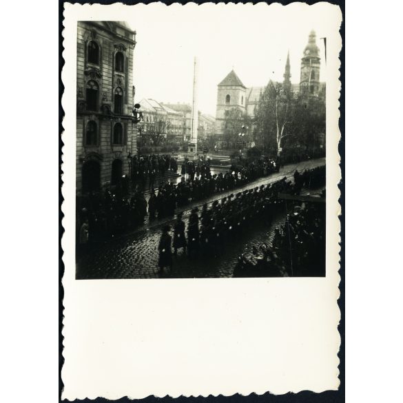 Bevonuló magyar csendőrök, Kassa, Felvidék, katona, horogkeresztes német náci zászlók, egyenruha, 2. világháború, Horthy-korszak, helytörténet, Eredeti fotó,  papírkép.   