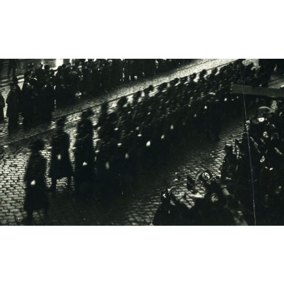 Bevonuló magyar csendőrök, Kassa, Felvidék, katona, horogkeresztes német náci zászlók, egyenruha, 2. világháború, Horthy-korszak, helytörténet, Eredeti fotó,  papírkép.   