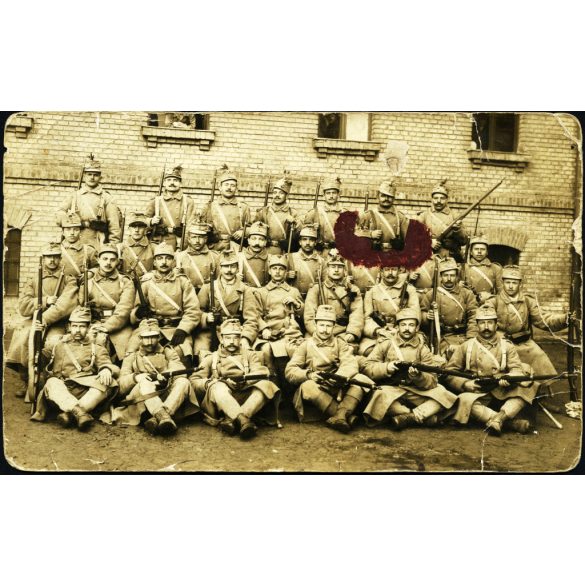 Schaffer Ármin fényképész, Budapest, magyar katonák puskákkal, egyenruha, szemüveg, Kunszentmiklósra címezve, 1. világháború, monarchia, 1915, 1910-es évek, helytörténet, Eredeti fotó, hátulján feliratozott  papírkép.