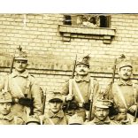 Schaffer Ármin fényképész, Budapest, magyar katonák puskákkal, egyenruha, szemüveg, Kunszentmiklósra címezve, 1. világháború, monarchia, 1915, 1910-es évek, helytörténet, Eredeti fotó, hátulján feliratozott  papírkép.