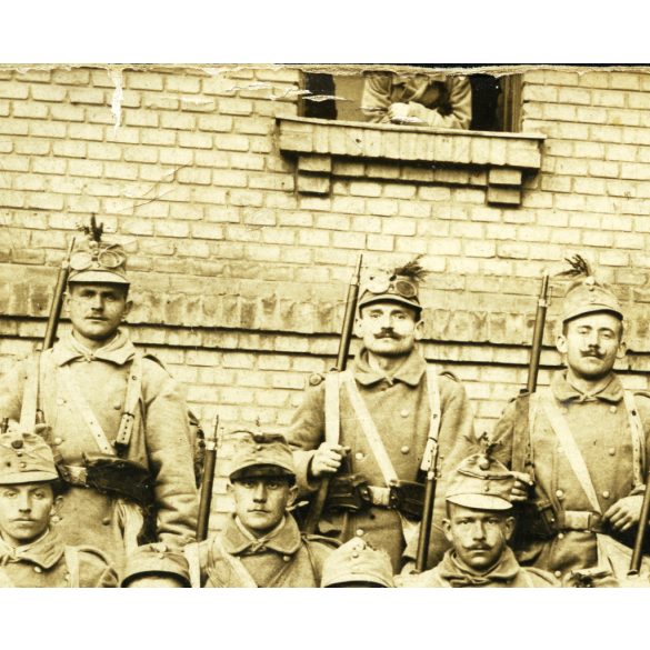 Schaffer Ármin fényképész, Budapest, magyar katonák puskákkal, egyenruha, szemüveg, Kunszentmiklósra címezve, 1. világháború, monarchia, 1915, 1910-es évek, helytörténet, Eredeti fotó, hátulján feliratozott  papírkép.