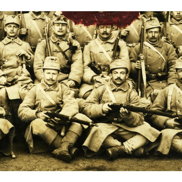 Schaffer Ármin fényképész, Budapest, magyar katonák puskákkal, egyenruha, szemüveg, Kunszentmiklósra címezve, 1. világháború, monarchia, 1915, 1910-es évek, helytörténet, Eredeti fotó, hátulján feliratozott  papírkép.