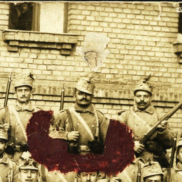 Schaffer Ármin fényképész, Budapest, magyar katonák puskákkal, egyenruha, szemüveg, Kunszentmiklósra címezve, 1. világháború, monarchia, 1915, 1910-es évek, helytörténet, Eredeti fotó, hátulján feliratozott  papírkép.