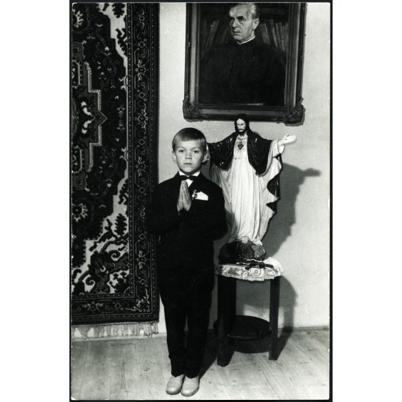 Kapitány foto, Szekszárd, elsőáldozó fiú, ünneplő ruhában, egyház, vallás, 1960-as évek, szocializmus, Eredeti fotó, hátulján pecséttel jelzett papírkép.  