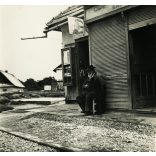Zsidó boltos üzlete ajtajában, Felvidék, Szlovákia, reklám, felirat, kirakat, dohánybolt, üzlet, 1930-as évek, Horthy-korszak, Eredeti fotó, papírkép.   