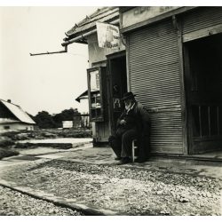   Zsidó boltos üzlete ajtajában, Felvidék, Szlovákia, reklám, felirat, kirakat, dohánybolt, üzlet, 1930-as évek, Horthy-korszak, Eredeti fotó, papírkép.   