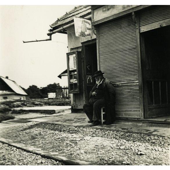 Zsidó boltos üzlete ajtajában, Felvidék, Szlovákia, reklám, felirat, kirakat, dohánybolt, üzlet, 1930-as évek, Horthy-korszak, Eredeti fotó, papírkép.   