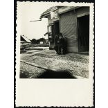 Zsidó boltos üzlete ajtajában, Felvidék, Szlovákia, reklám, felirat, kirakat, dohánybolt, üzlet, 1930-as évek, Horthy-korszak, Eredeti fotó, papírkép.   