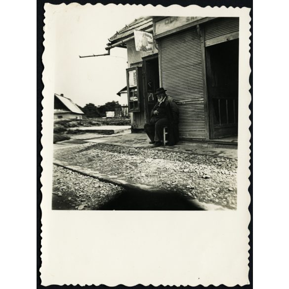 Zsidó boltos üzlete ajtajában, Felvidék, Szlovákia, reklám, felirat, kirakat, dohánybolt, üzlet, 1930-as évek, Horthy-korszak, Eredeti fotó, papírkép.   