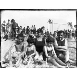   Fotó üvegnegatív! Fürdőző család, Balaton, fürdőruha, strand, nyár, Horthy-korszak, 1920-as évek,  Eredeti nagyobb méretű fotó negatív, üvegnegatív!       