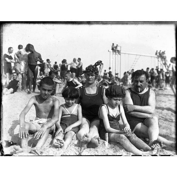Fotó üvegnegatív! Fürdőző család, Balaton, fürdőruha, strand, nyár, Horthy-korszak, 1920-as évek,  Eredeti nagyobb méretű fotó negatív, üvegnegatív!       