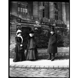   Fotó negatív! Wolfinger és Reich  (hajózás), Budapest, Szabadság tér 17, elegáns nők és cilinderes férfi, üzlet, kirakat, felirat, reklám, 5. kerület,  monarchia, 1910-es évek, helytörténet,  Eredeti nagyobb méretű fotó negatív!     